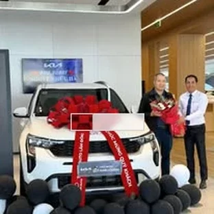 Kia Lâm Đồng - Khách hàng tham khảo xe thực tế tại Di Linh.