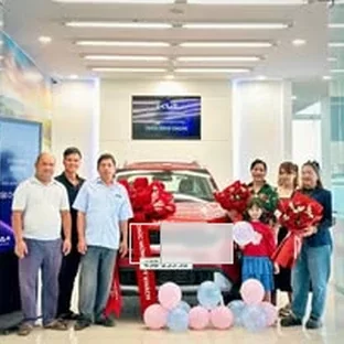 Kia Lâm Đồng - Hỗ trợ khách kiểm tra xe trước khi nhận.