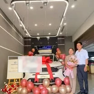 Kia Lâm Đồng - Hỗ trợ khách kiểm tra xe trước khi nhận.