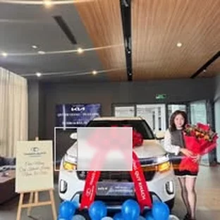 Kia Lâm Đồng - Khách hàng nhận xe sau khi hoàn tất thủ tục.